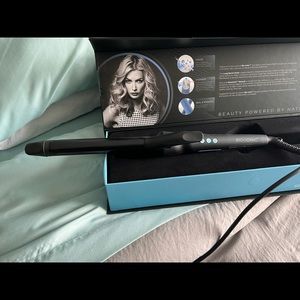 Bio ionic long barrel styler curling iron. 1”pro curling iron. Like new.